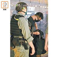 旺角<br>防暴警員於旺角截查市民隨身物品。