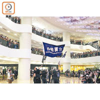 金鐘：有人揮舞印有「香港獨立」旗幟。（袁以諾攝）