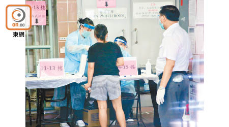 祿泉樓的住戶昨起交回深喉唾液樣本瓶。（黃雄攝）