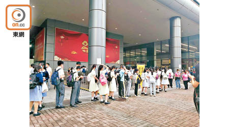福田口岸昨早有不少身穿校服學生等候過關。
