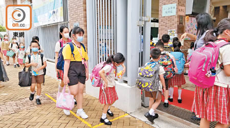 佛教陳榮根紀念學校的學生昨晨有序進入校園。（黎忞攝）