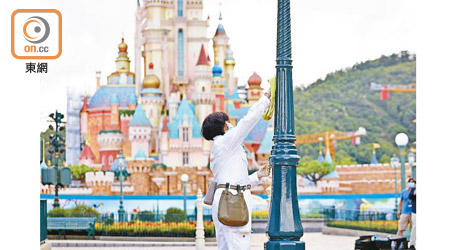 香港迪士尼樂園有職員加緊清潔。（黃偉邦攝）