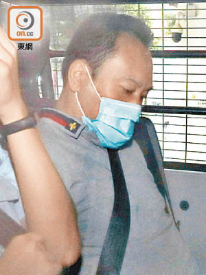被告趙俊名昨由警車押送到東區法院提訊。