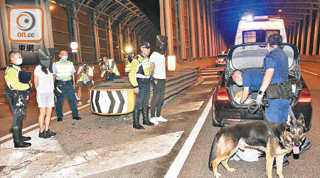 警方在馬鞍山截超速私家車，男司機與女乘客涉嫌藏毒被捕。（楊日權攝）