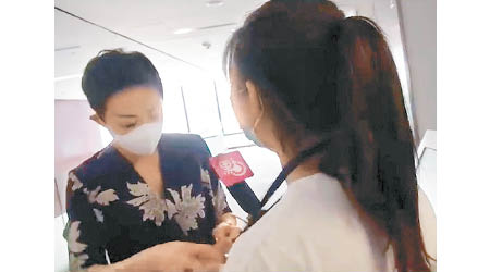 陳淑莊（左）被批評拉扯網媒記者證。