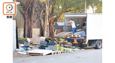 粉嶺坪輋路：有工人降下貨車尾板，將大量卡板、木櫃、廢棄家具等雜物扔在地上。