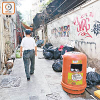 九龍城很多後巷滿布垃圾，衞生情況惡劣。（黃雄攝）