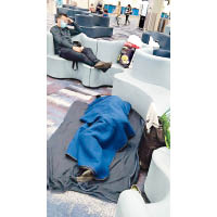 轉機大堂：滯留旅客在香港機場轉機大堂席地而睡。