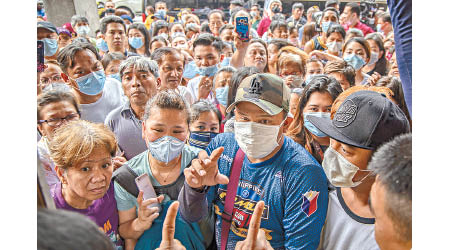 菲律賓：疫情在菲律賓造成恐慌，當地人爭相購買口罩。