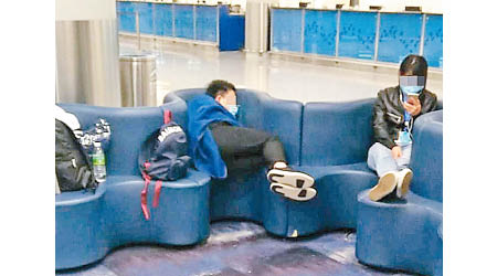 十一名內地旅客一度滯留香港國際機場逾五天。