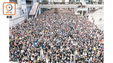 大批市民去年參與「七一遊行」，反對政府修訂《逃犯條例》。