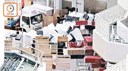 工人將大量木床架及衣櫃等從駿洋邨單位搬出，為整理單位作準備。（朱先儒攝）