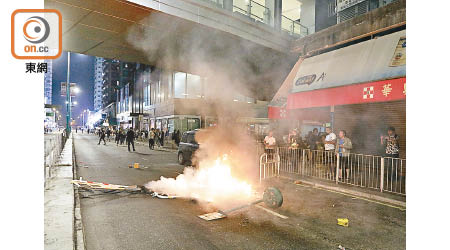 去年十一月十日，有示威者在屯門一帶縱火。