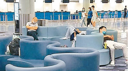多名內地旅客早前滯留香港國際機場。