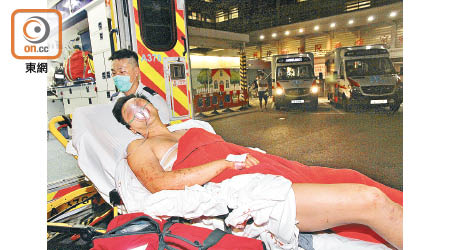 據報身中至少四刀的傷者由救護車送院。（楊日權攝）