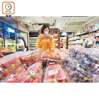 環保機構認為超市可向供應商提出「減塑」要求，減少不必要的包裝和浪費。