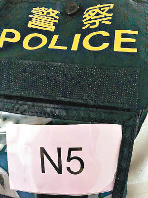 消息指，警察背心載有粉紅色卡紙的警員，為「國家安全處」人員。