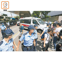 多輛警車沿途押送被告。