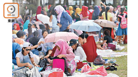 政府要求外傭來港前必須進行病毒檢測、入境後需在酒店強制隔離十四日。