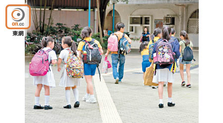 中、小學及幼稚園提早在明日放暑假，部分學生需回校考試。