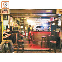 蘭桂坊大部分酒吧及食肆雖然開門做生意，但人流明顯減少。