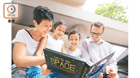 Yeda（左一）與Andy（右一）會與女兒一同閱讀太空書籍。