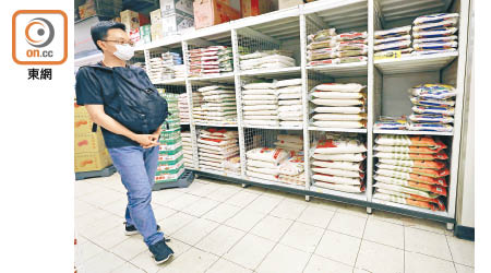 超市限制市民搶購白米。