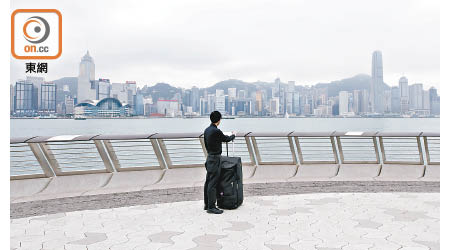 疫情重挫本港旅遊業，上半年訪港旅客按年大跌九成。