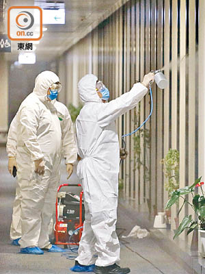 身穿保護衣嘅清潔人員喺立法會大樓進行霧化消毒。（黃偉邦攝）