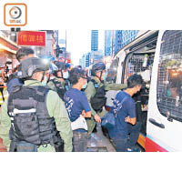 警方將四名被捕元朗區議員押上警車。
