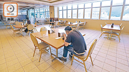 包括員工餐廳的禁堂食令僅實施一日，即恢復員工餐廳晚市可以堂食。