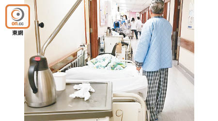 病房爆滿，有醫院外置臨時病床應用。