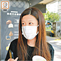 市民陳小姐指政府應要求全民戴口罩，包括室外地方，並全日禁食肆堂食。