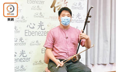 楊恩華立志成為二胡演奏家，昨日更即席演奏一曲《光明行》。（朱先儒攝）