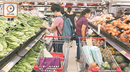 超市：港府宣布所有食肆全日禁止堂食後，不少市民到超市搶購食物。