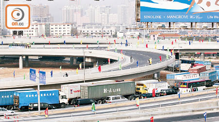 廣東政府收緊對跨境貨車司機的入境限制。