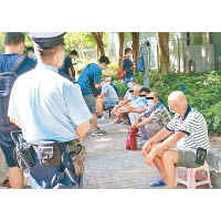 深水埗：南昌公園有多人聚集，警員到場調查。