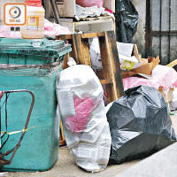 新蒲崗：新蒲崗垃圾桶爆滿，有大袋餐具垃圾需放於一旁。