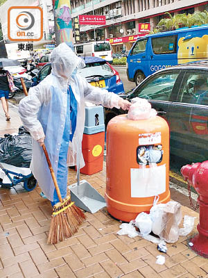 亞皆老街 ：亞皆老街亞皆老街清潔工人，清理跌出桶外的垃圾。（馬竟峰攝）