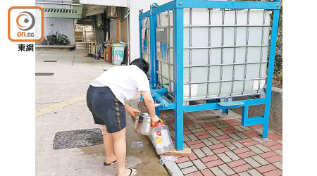 大窩口邨：水務署在大窩口邨放置多個水箱，供市民取水應急。