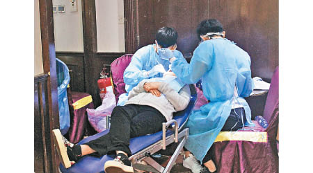 港大牙醫學院為非華裔社群提供初步牙科檢查。（受訪者提供）