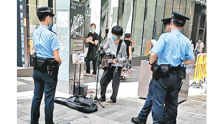 被捕街頭歌手疑曾在表演時未戴上口罩。