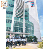 大批警員昨早進入壹傳媒大樓。（林耀康攝）