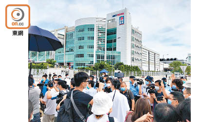 部分傳媒被安排壹傳媒大樓較遠的位置採訪。