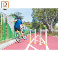 新單車徑設置過多防撞膠柱，把路面收窄至僅一部單車可通過。