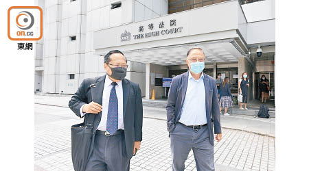 何俊仁（左）和楊森昨天到法庭旁聽。（羅錦鴻攝）