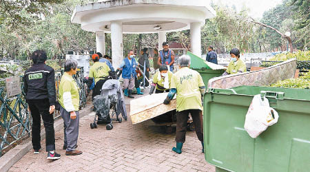 康文署外判清潔工事發當日丟棄無家者物品到垃圾桶。