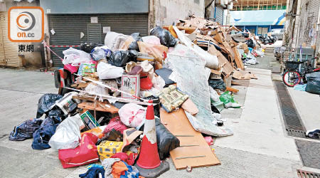 環興街與環樂街之間的後巷出現連綿二十米長的垃圾堆，街坊批評當局懶理。（朱先儒攝）