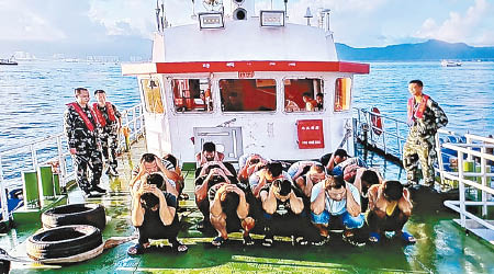 廣東海警局截獲的偷渡客及蛇頭。