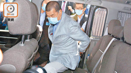 壹傳媒黎智英因涉嫌違反《港區國安法》而被警方拘捕，獲保釋候查。